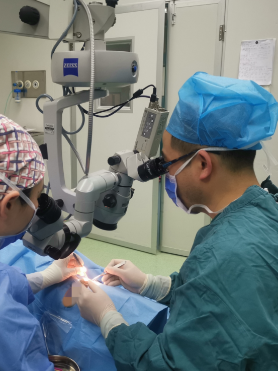 武汉大学附属爱尔眼科医院戴鸿斌提醒:成人斜视也是需要手术的.