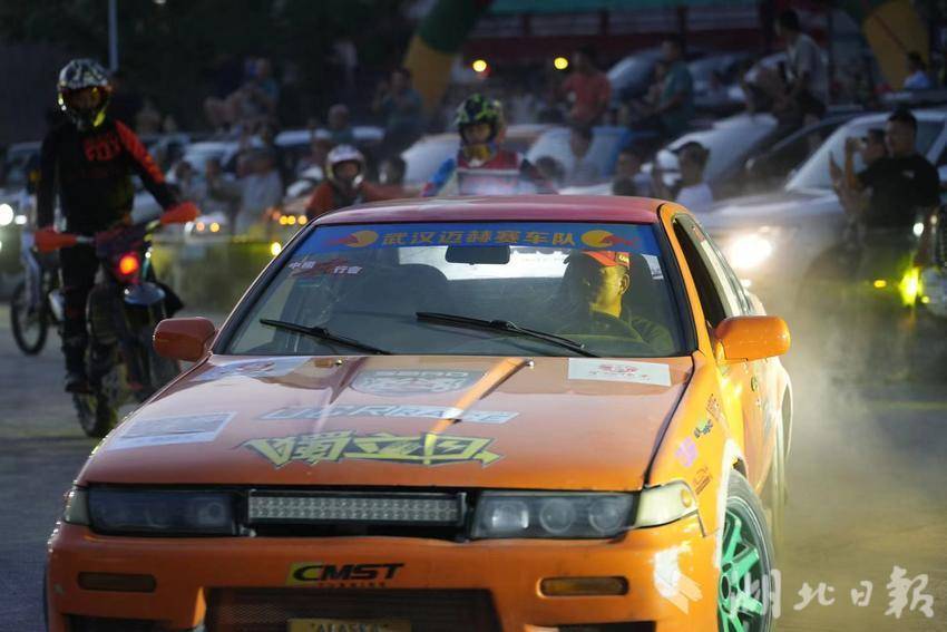 车技秀(吕经龙,田罡,王伟摄)开场由漂移车车手谭恩华,潘澳林,特技摩托