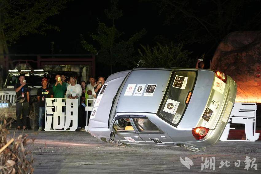 车技秀(吕经龙,田罡,王伟摄)开场由漂移车车手谭恩华,潘澳林,特技摩托