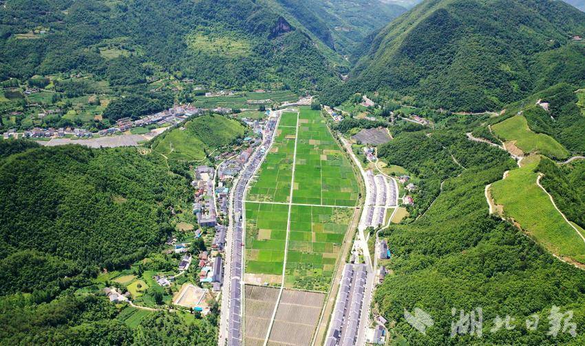 保康县两峪乡荣膺湖北省美丽城镇省级示范乡镇