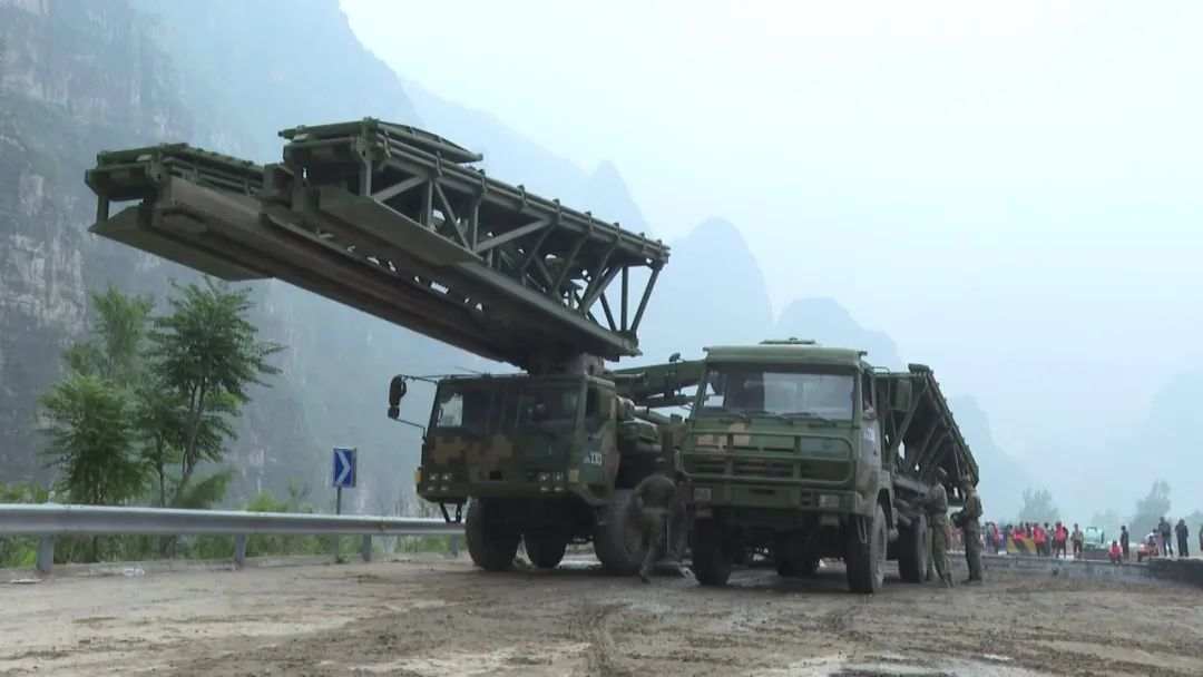 子弟兵2小时架起40多米重型支援桥