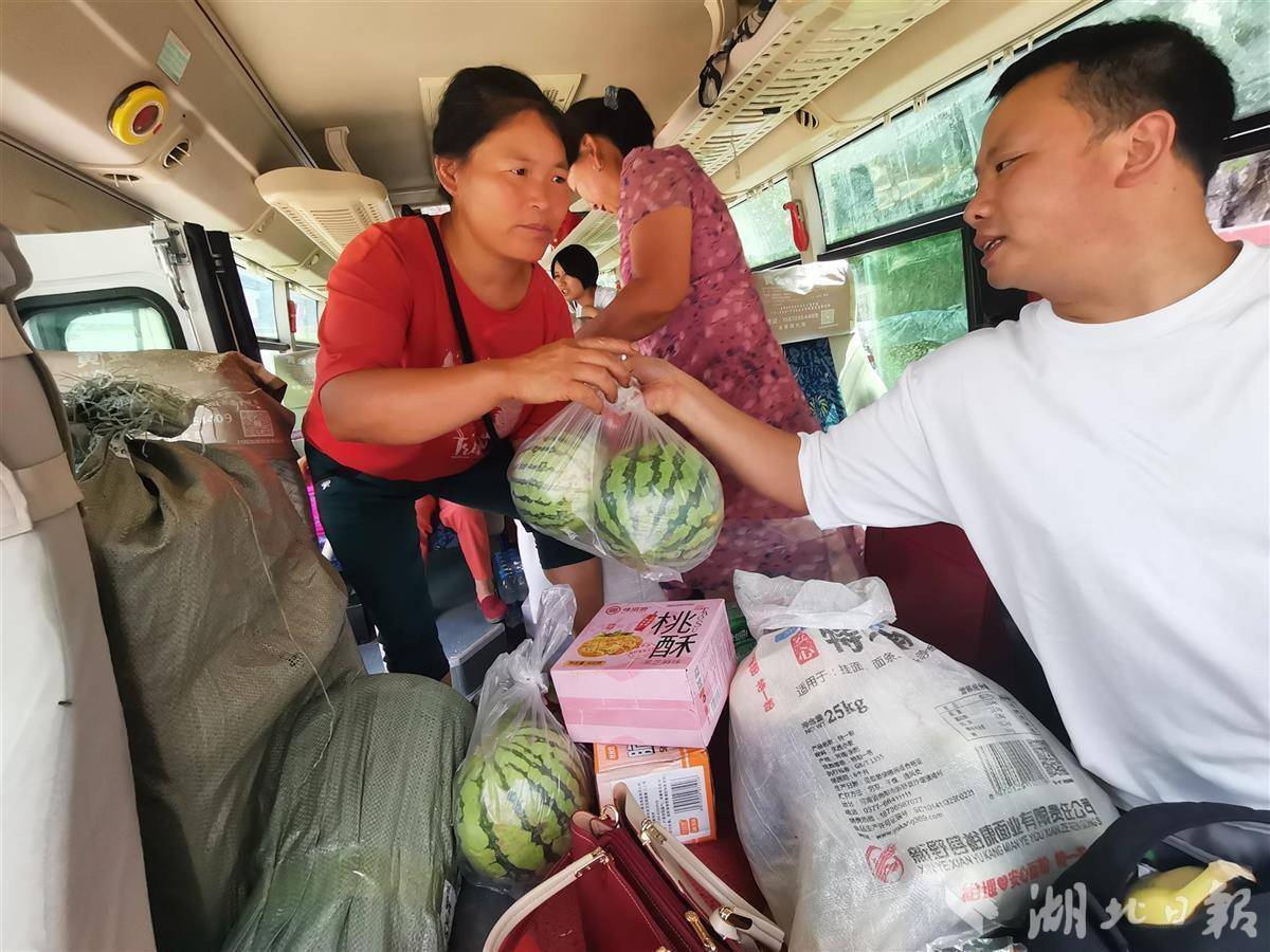 荊楚網>新聞頻道>湖北日報每天清晨6時,海拔1690米的五峰鎮麥莊村大巖