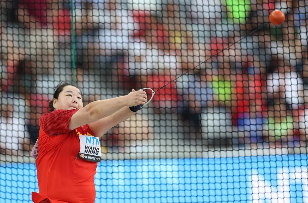 上届世锦赛亚军,多米尼加的保利诺以48秒76摘得女子400米金牌.