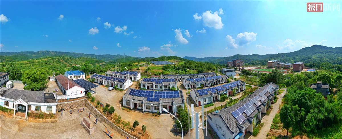 8月20日,在湖北省孝感市大悟县新城镇红畈村,青山环抱,绿水潺潺,村庄