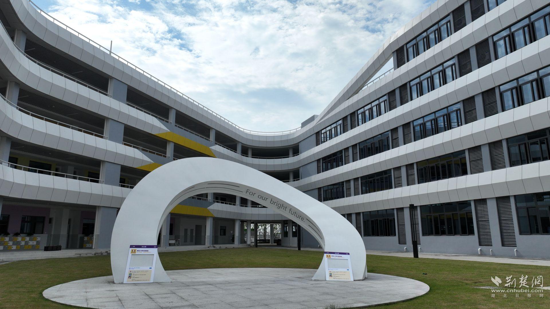 履行国企担当筑造精品学校武汉经开区神龙小学朴真校区建成投用