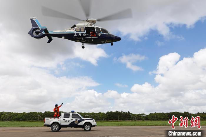 上海市公安局警务航空队开展水下逃生海上救生相关科目训练