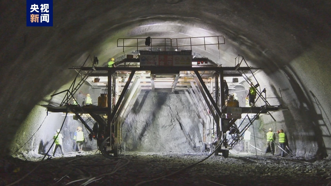 全长4597米渝湘高铁郭家山隧道顺利贯通
