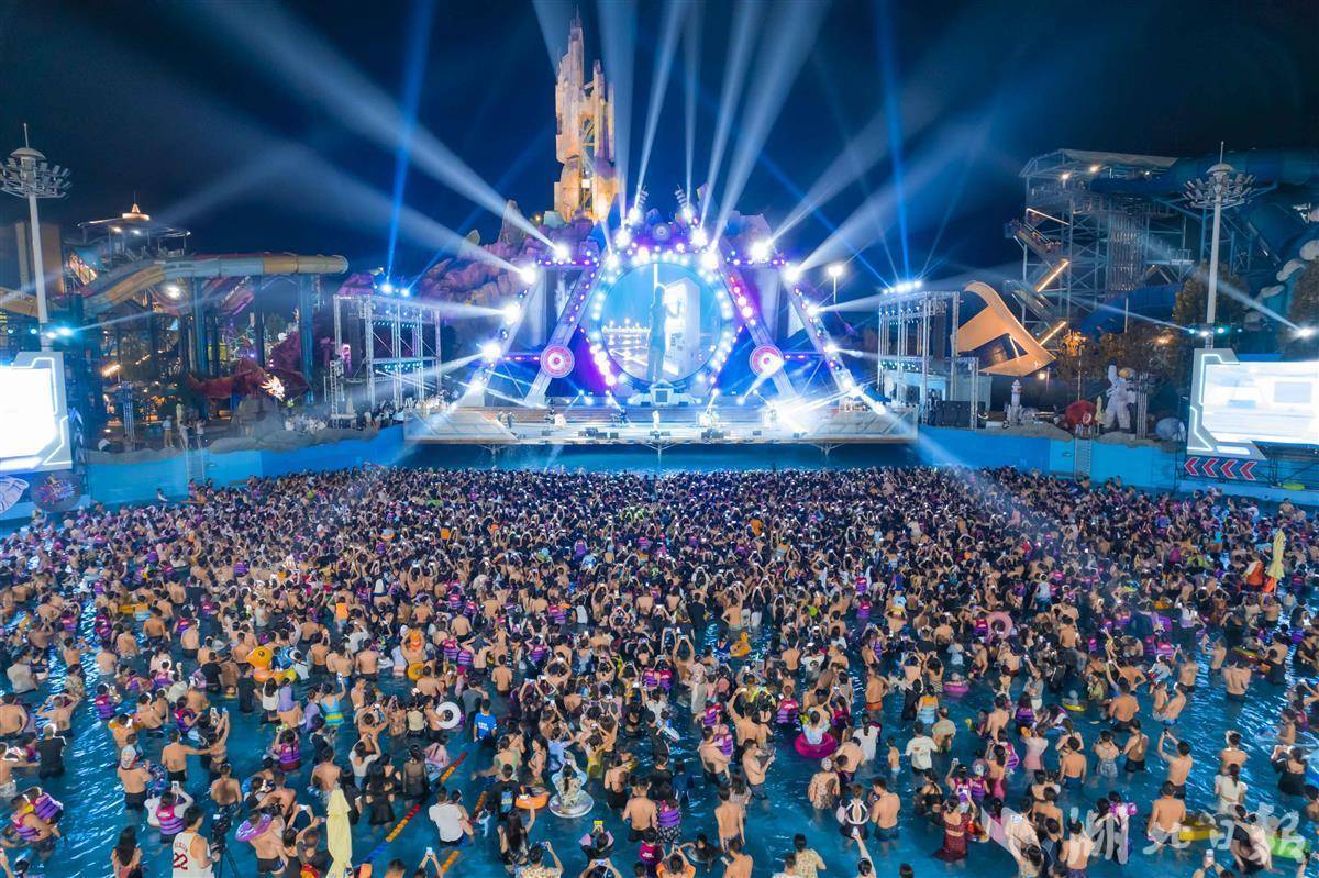 据统计,8月5日至6日,襄阳华侨城奇幻度假区(乐园,酒店,小镇)共接待