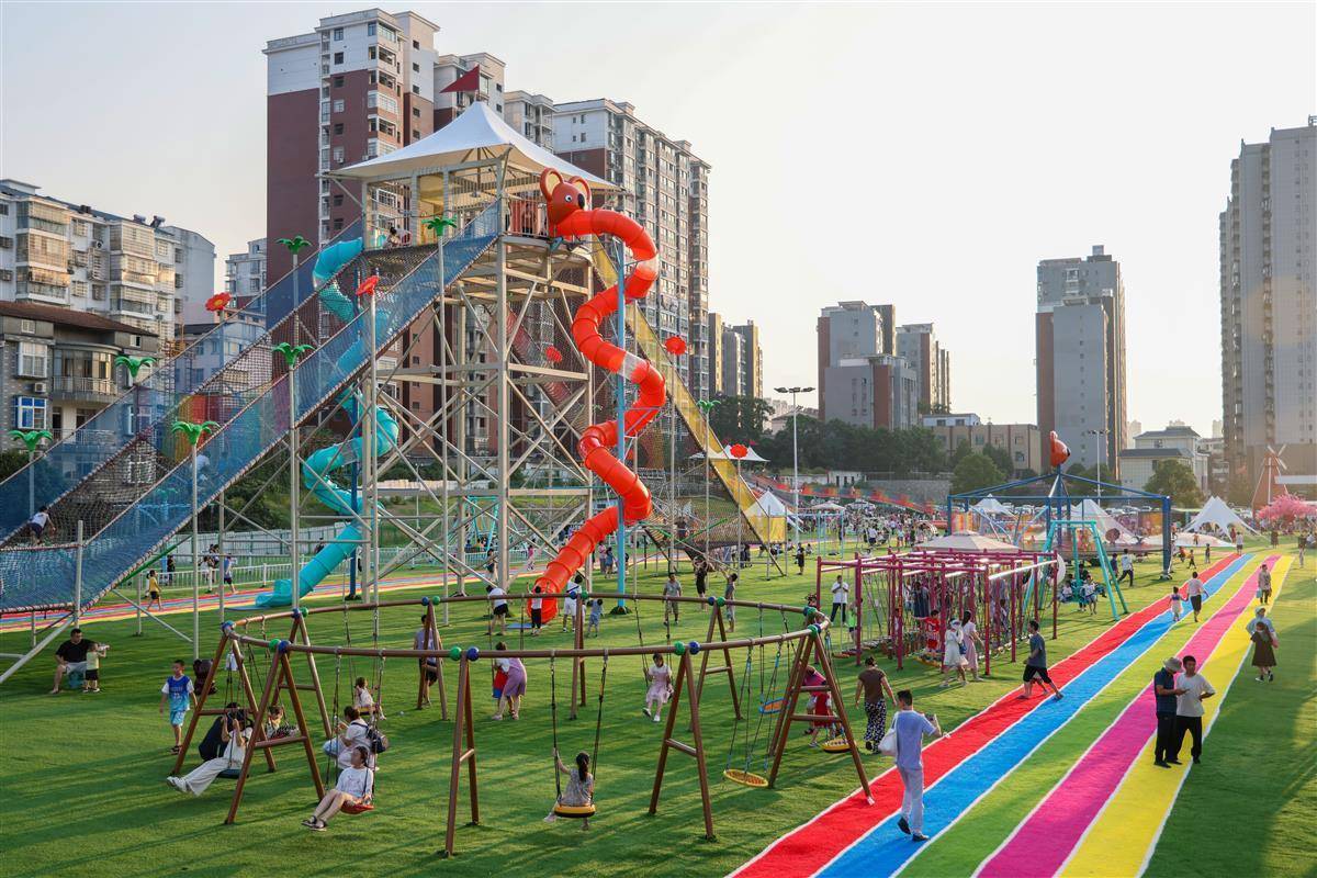 据了解,考拉壹佰乐园是当地新近开放的无动力儿童乐园,在这个无动力