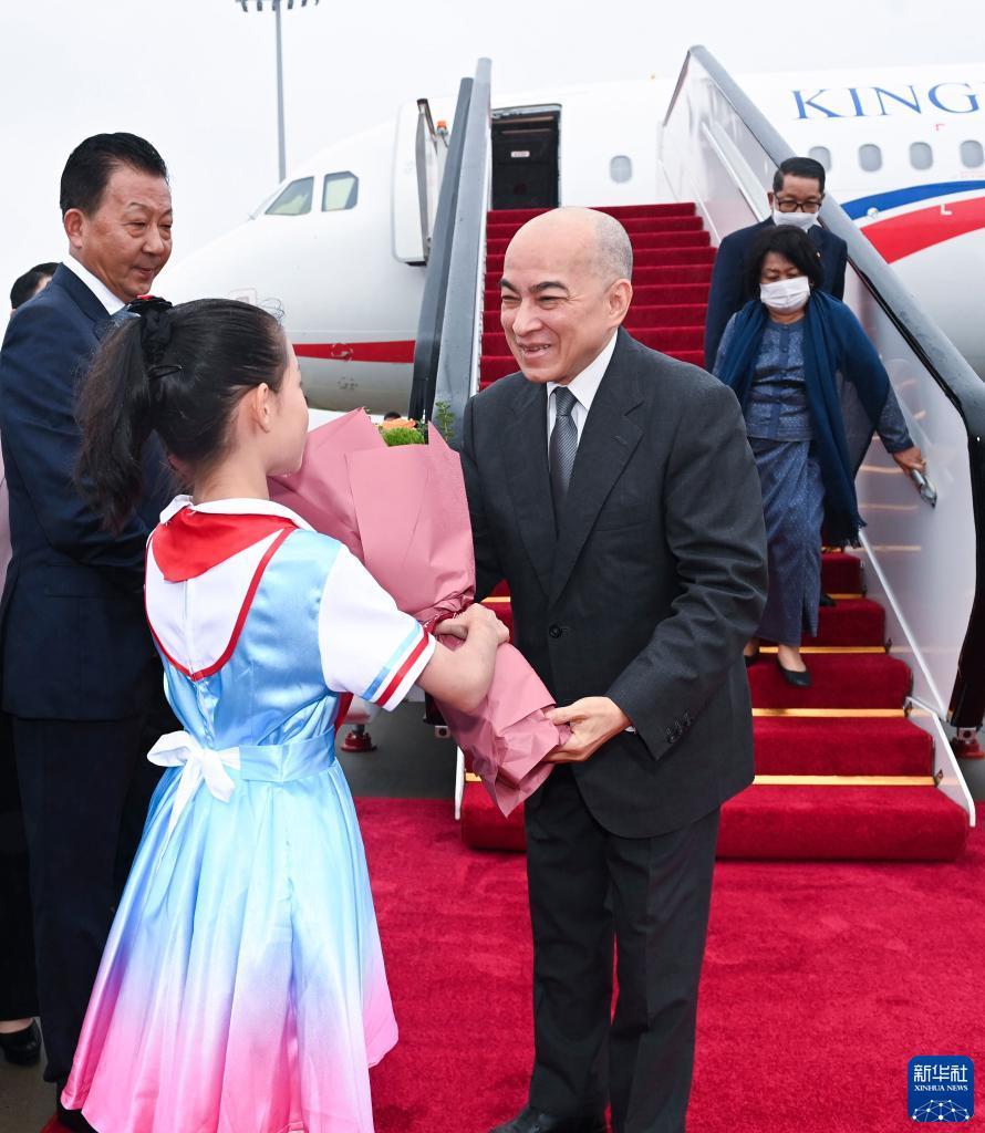 杭州亚运会丨柬埔寨国王西哈莫尼抵达杭州