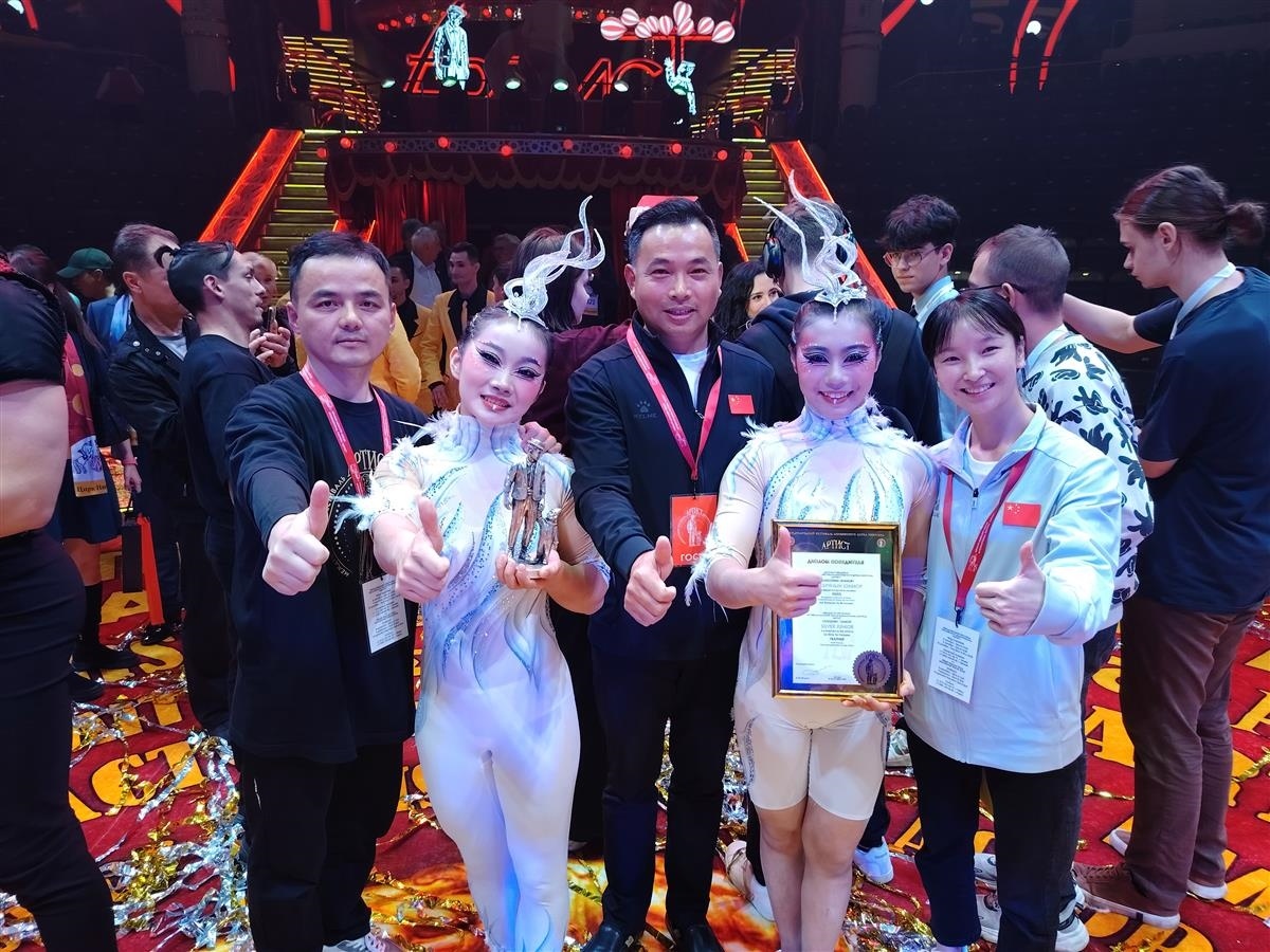 首届莫斯科尼库林国际马戏节上展示了中国杂技的风采浠水双人吊子惊艳