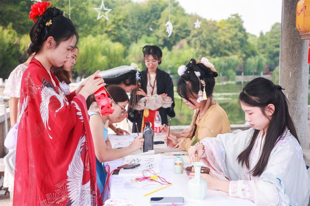 中秋的文化传承氛围——通过npc扮演盛唐诗人"李白""杜甫"与游客对诗