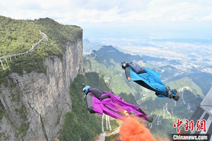 2023天门山翼装飞行世锦赛精准穿靶中国选手张树鹏获季军