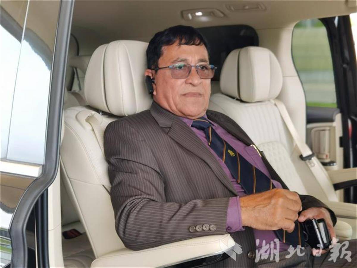 巴新省长体验汉产新能源车智能化程度令人惊叹