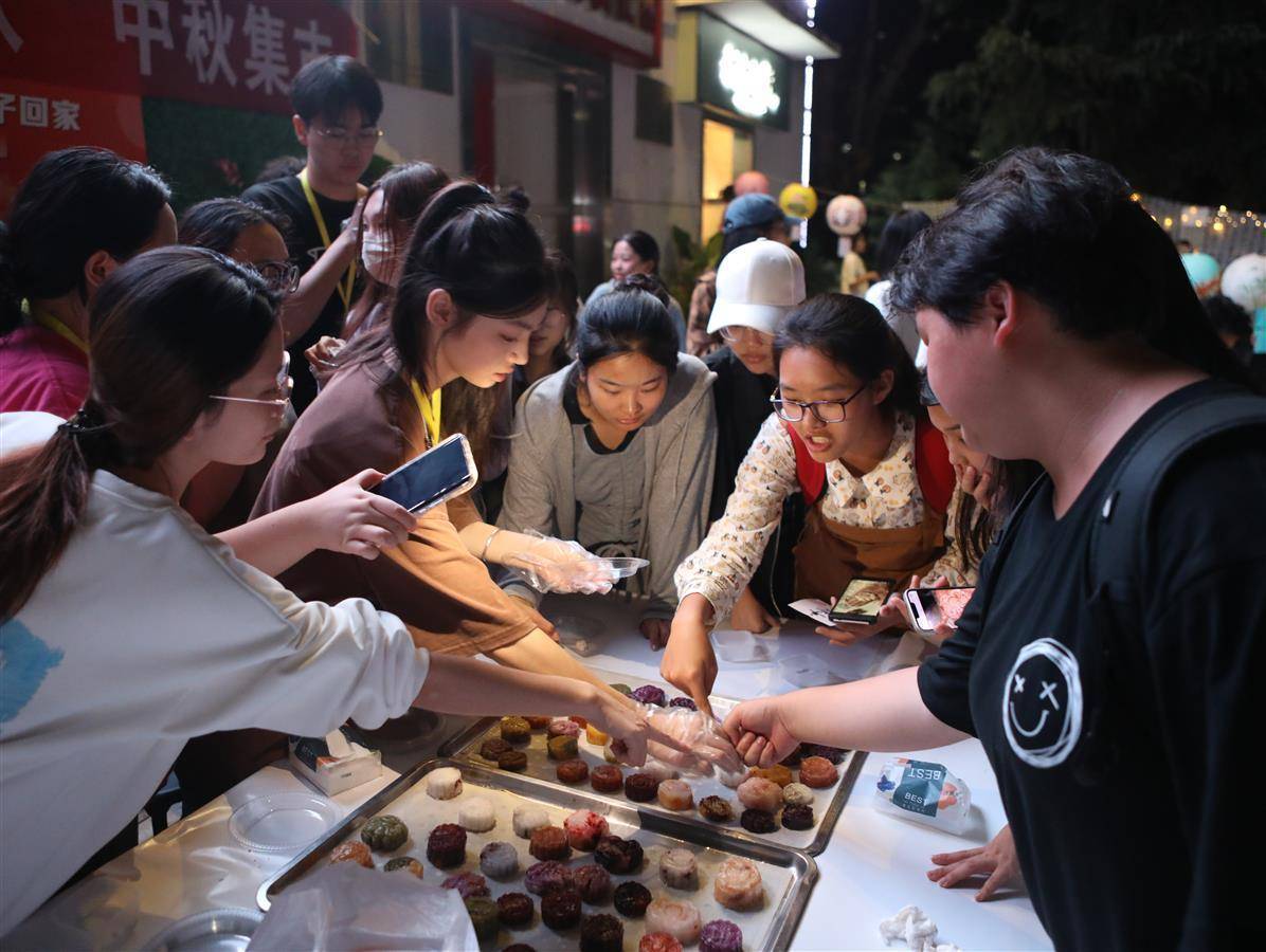 沉浸式体验传统文化武汉一高校举办特色中秋集市