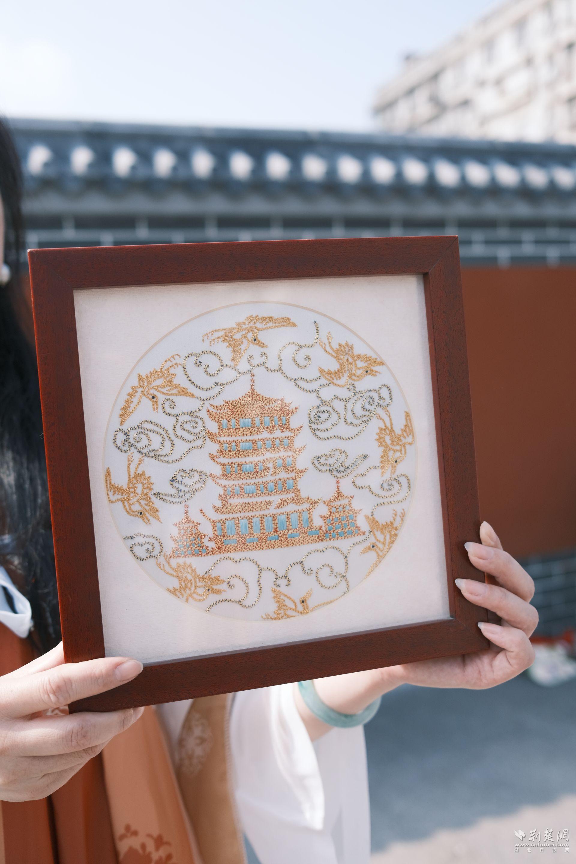 武昌区白沙洲街道当汉绣邂逅黄鹤楼勾勒武昌画卷