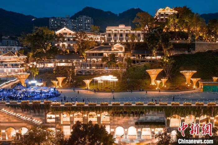 航拍重庆开埠遗址公园百年老建筑展迷人夜景