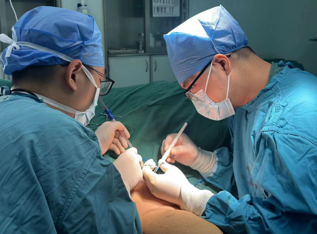 一女子右臂淋巴水肿长达20年肿如皮球改良charles减容手术联合抽脂