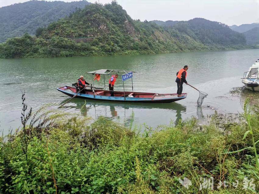 张湾区方滩乡开展河道清漂行动守护水清岸绿美景