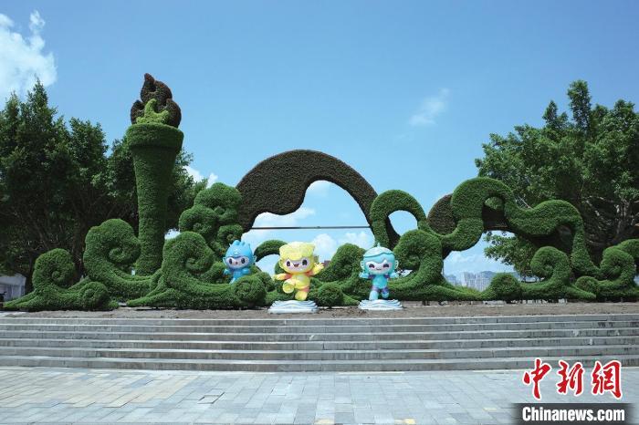 据介绍,该绿雕长18米,高7米,由1.