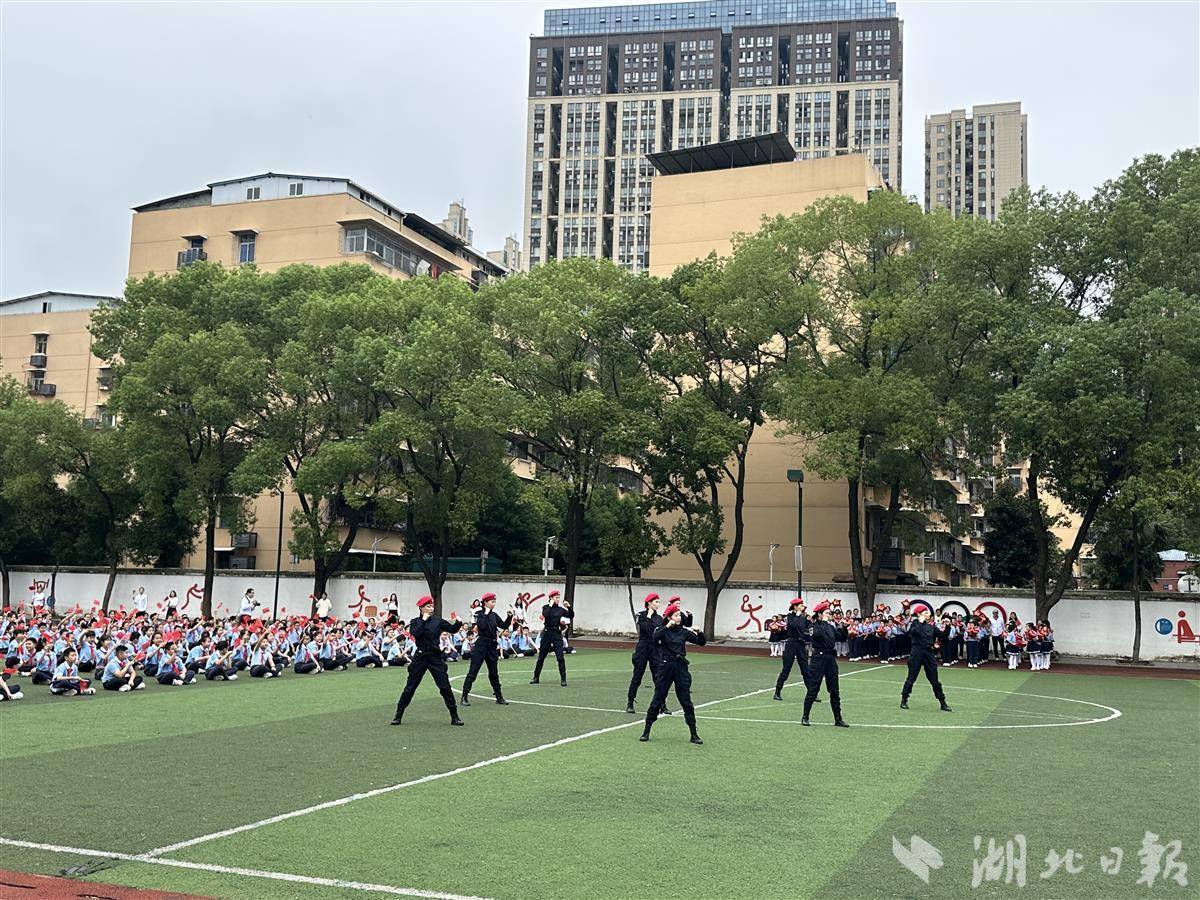 市公安局特警支队"陈蔚政法先锋队"走进武汉市东西湖区吴家山第三小学