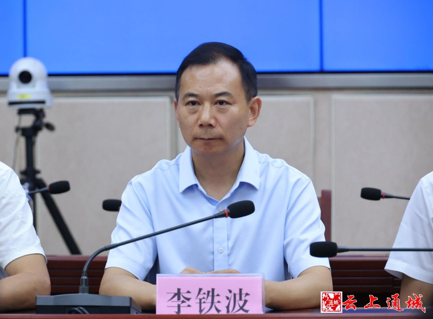 会上,李铁波介绍了通城县优化营商环境工作情况.