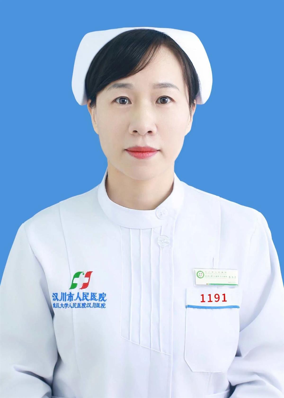 男子医院大厅突然倒地湖北汉川护士李玉霞跪地心肺复苏救人