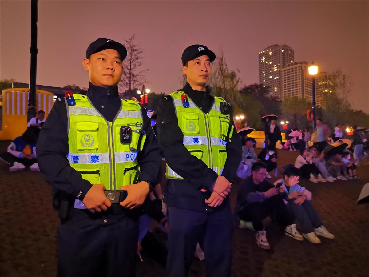 警察拉警戒线图片