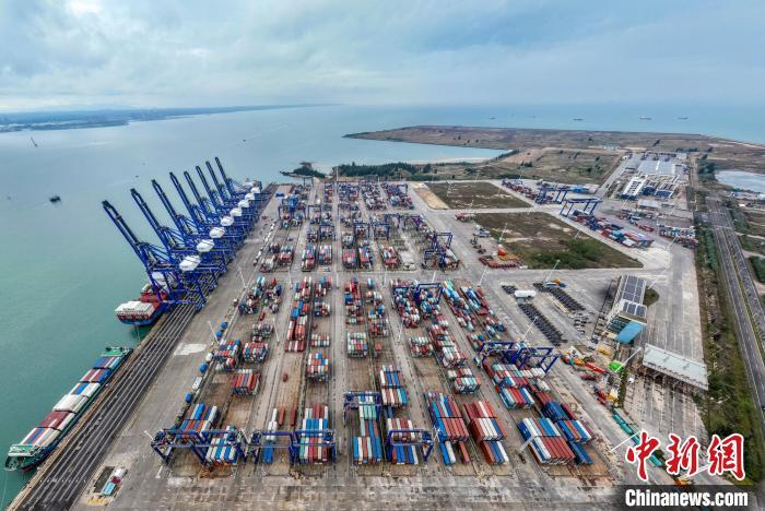 (资料图) 中新网记者 骆云飞摄"中国洋浦港"船籍港是《海南自由贸易港