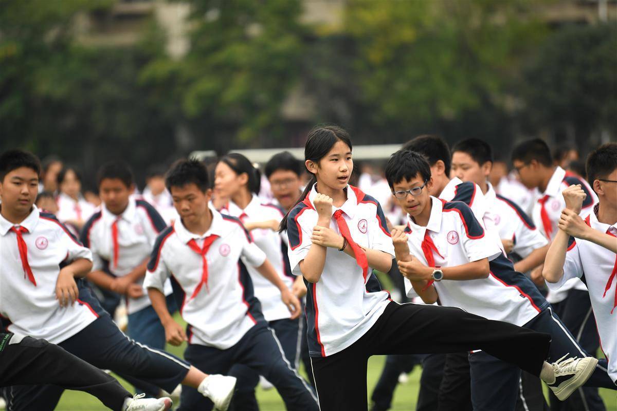 水果湖高中校服图片