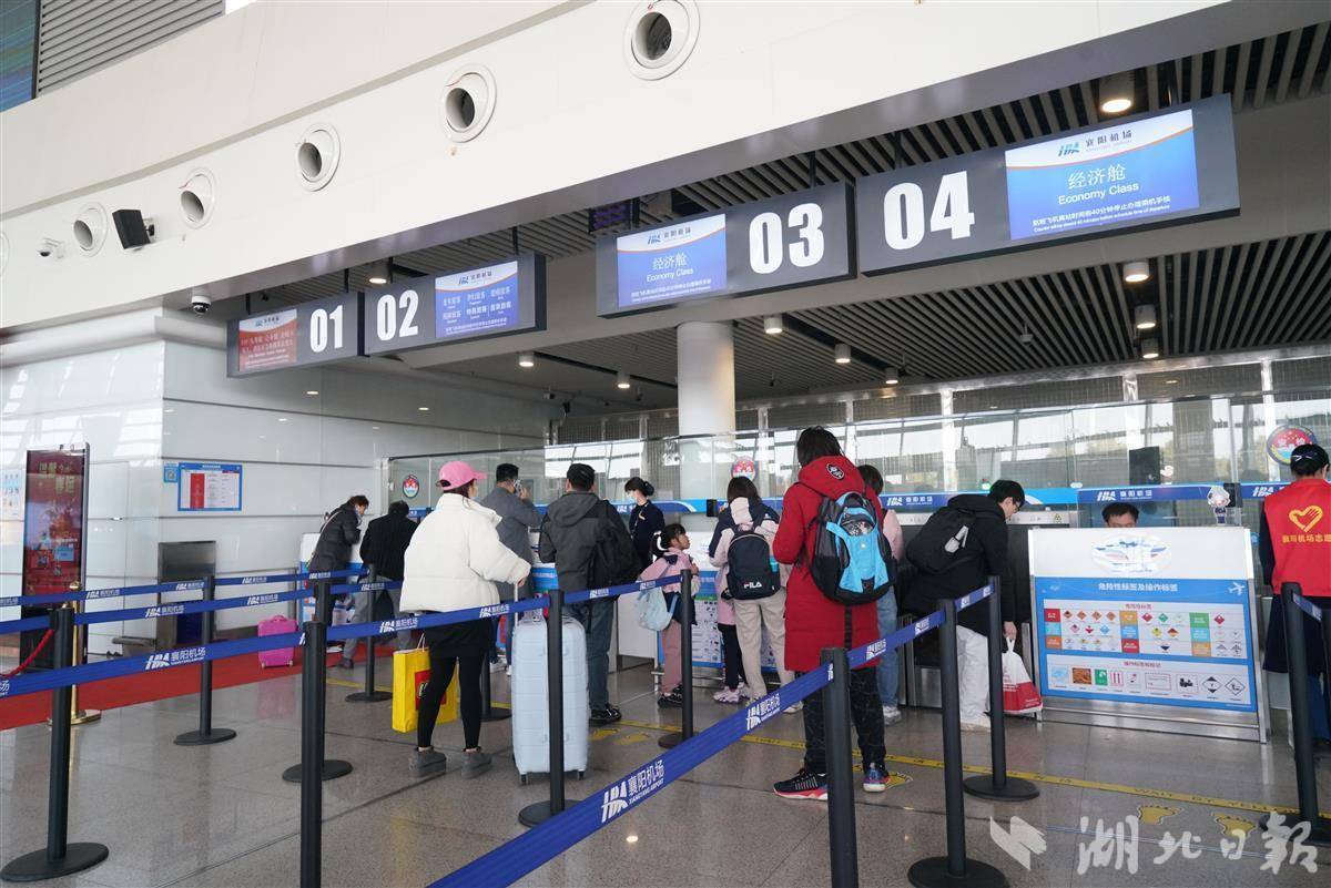 700万网友云接机襄阳机场春运首日暖意十足