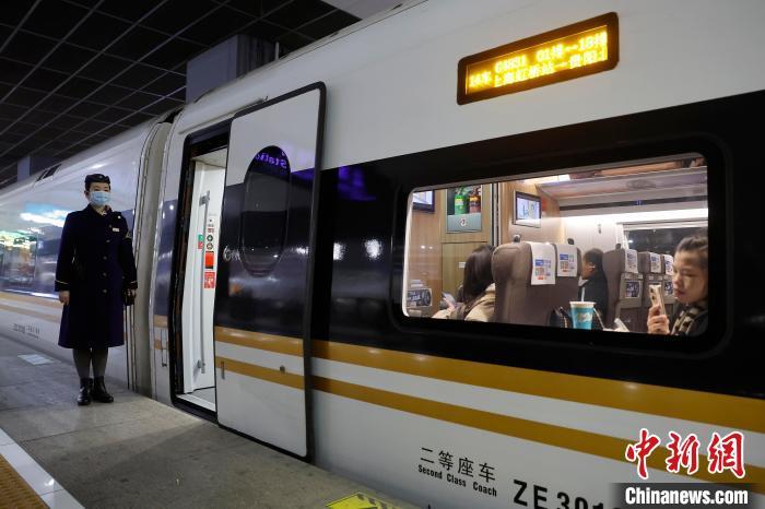 新春走基层2024年春运铁路上海虹桥站首趟临时动车组旅客列车开行