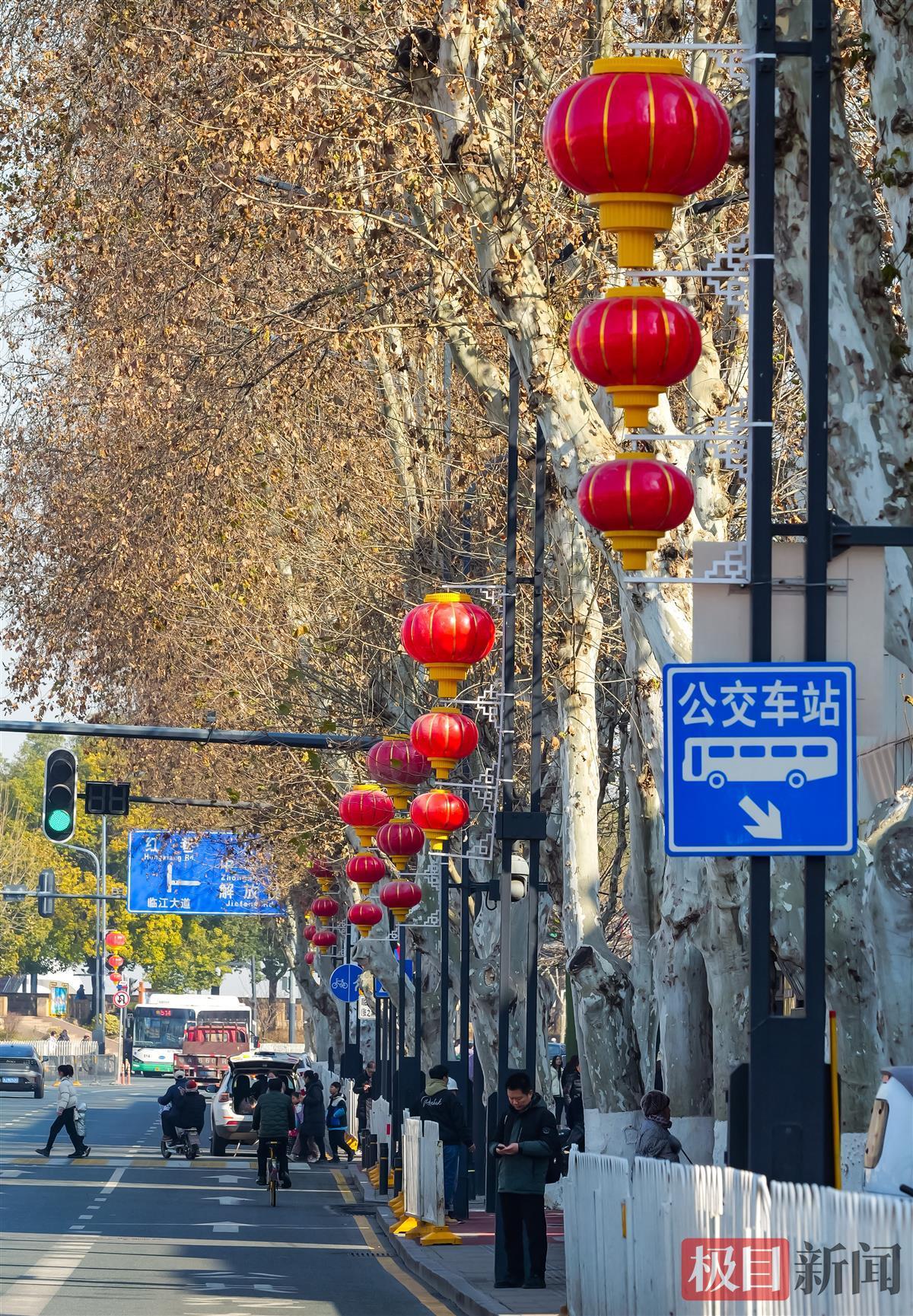 2萬組大紅燈籠和中國結陸續掛起武漢張燈結綵迎春節