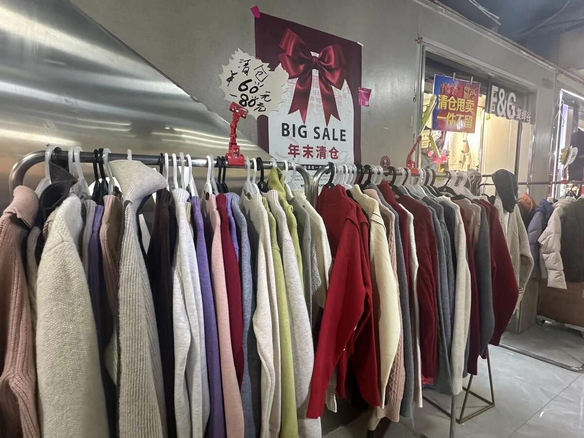 杨博 摄在杭州四季青,除了常青服装批发市场,周围还有中洲女装城,意法