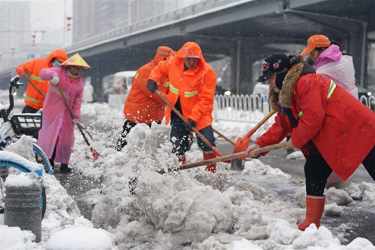 开展铲雪除冰大行动图片