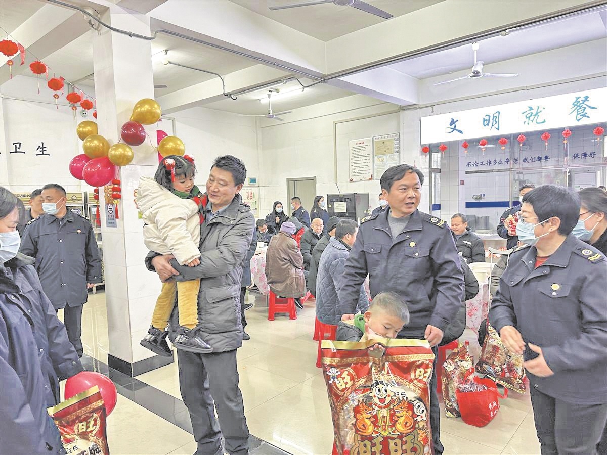 都市报极目新闻记者 张理晶 通讯员 李竹 实习生 宋柏室外寒风瑟瑟