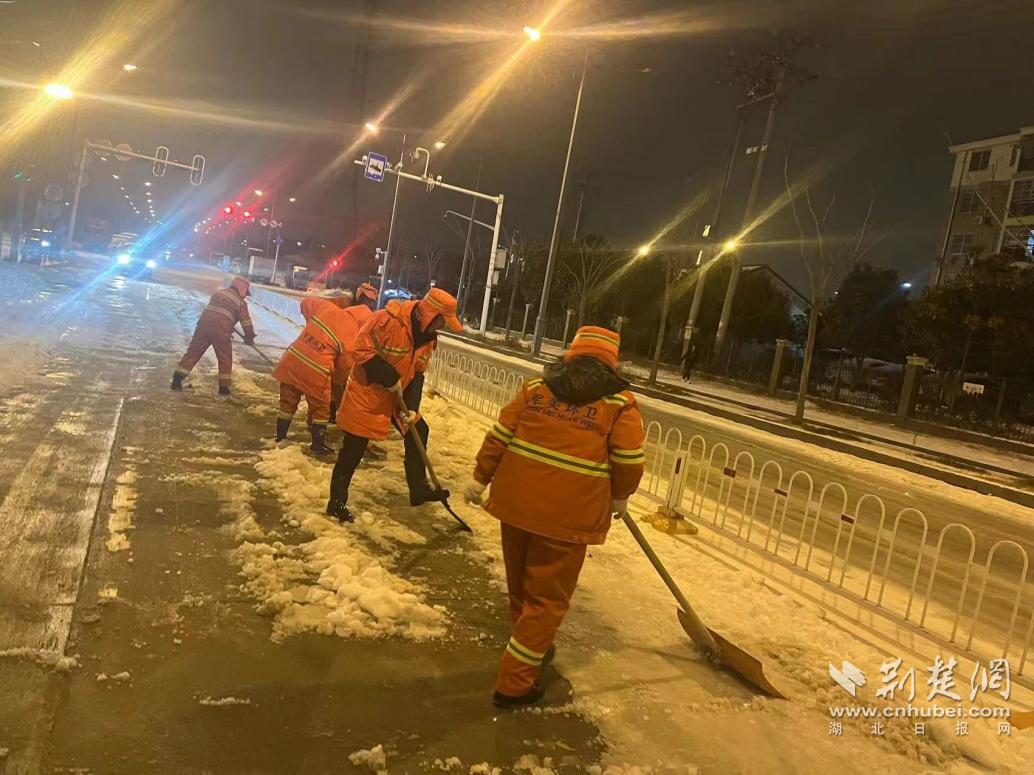 武汉军山环卫工人连夜清扫积雪确保市民安全出行