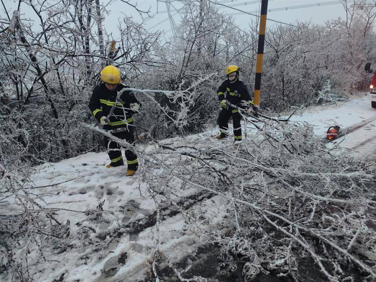 武汉千名消防员救援雨雪冰冻灾害事故