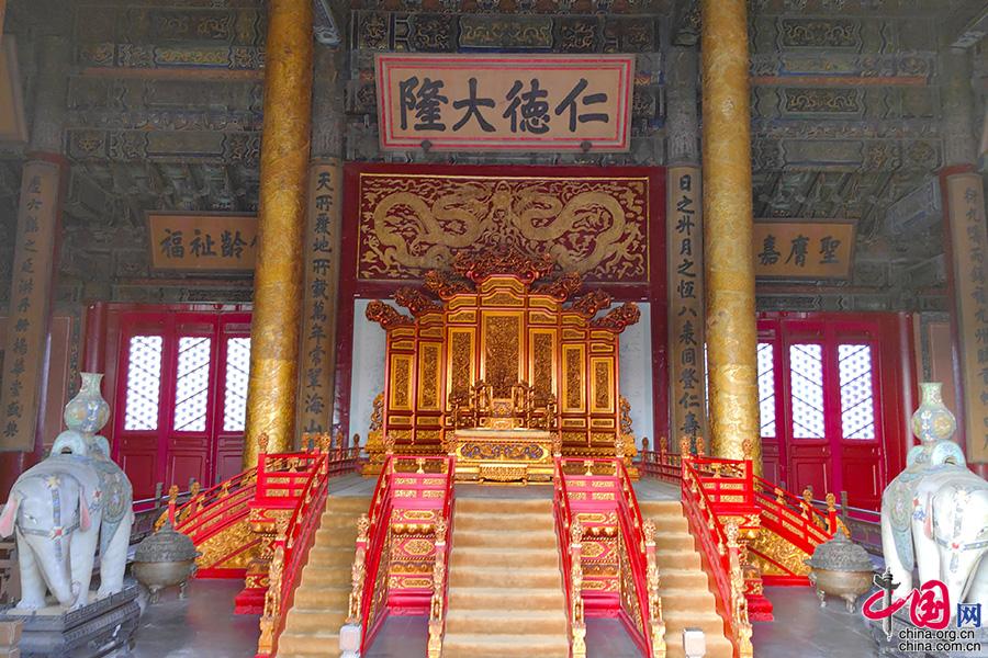 荆楚网>新闻频道>要闻 故宫皇极殿玄鉴楼屋脊檐处有一系列蹲兽,龙的蹲