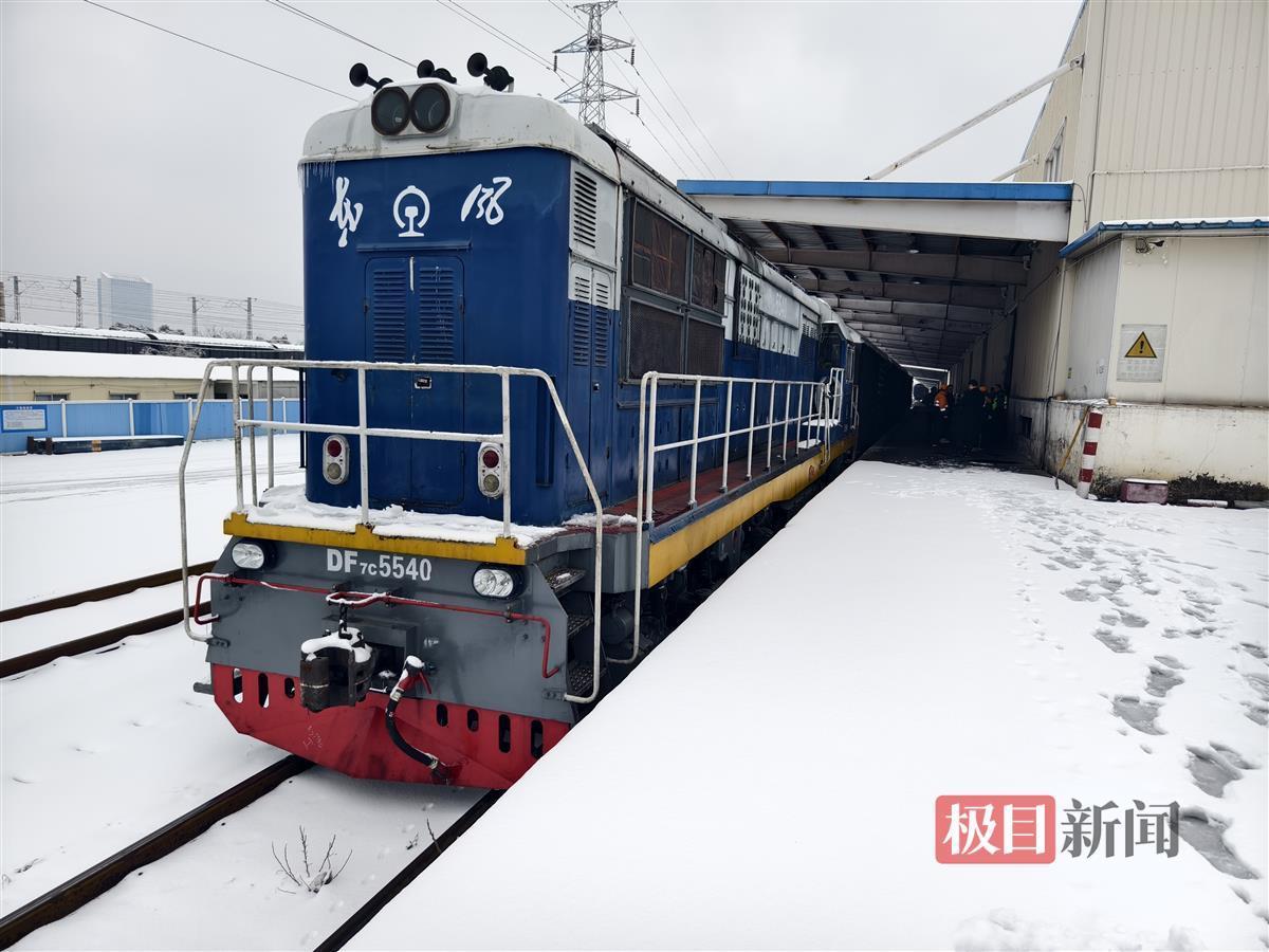 250吨融雪剂从应城调往武汉武铁专列一路绿灯紧急驰援