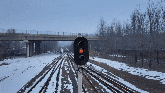 对列车发出各类信号显示为红,绿,黄,白,蓝5种颜色小灯泡发出的光可