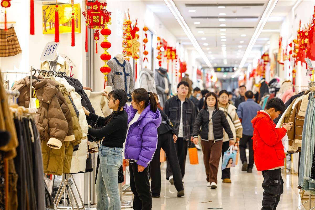 近日,武汉汉正街批发市场已开门迎客,市场内不少顾客趁着换季前来扫货