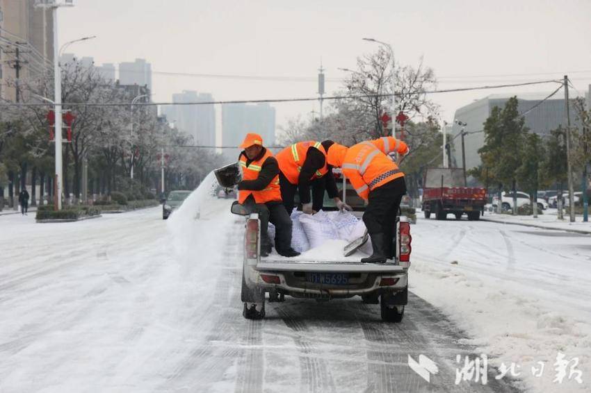 无人机警车铲车铁锹湖北花式除雪保畅