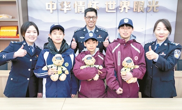 开学第一课上警方送奖上门推车好少年加入武汉少年警队
