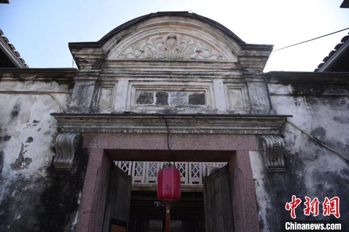 中新网记者 范宇斌 摄方家河头村吸引游人.