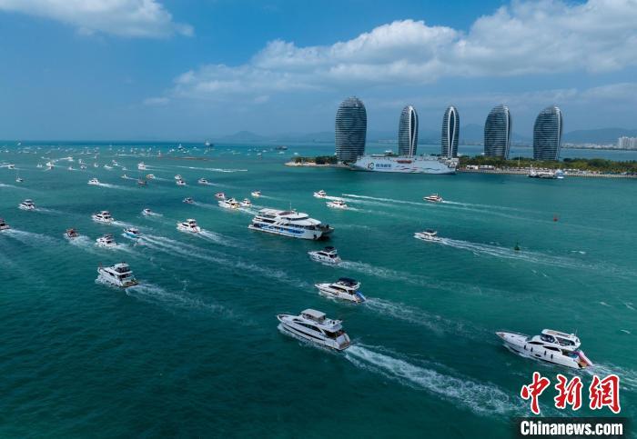 中新社记者 骆云飞 摄"今年春节假期前半段,三亚鸿洲国际游艇会码头