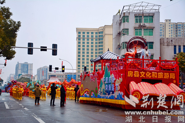载歌载舞贺新春踏歌而行庆佳节房县举行正月十三民间文艺大巡游活动