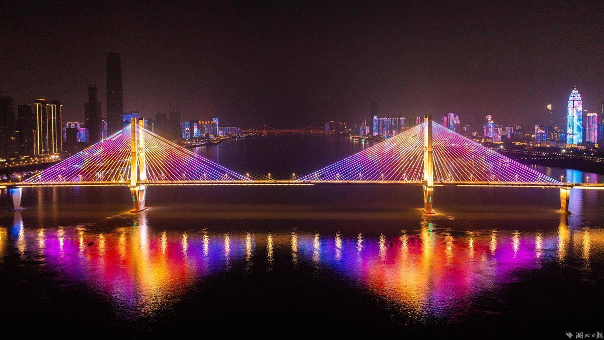 长江灯光秀春节特辑在武汉两江四岸震撼上演