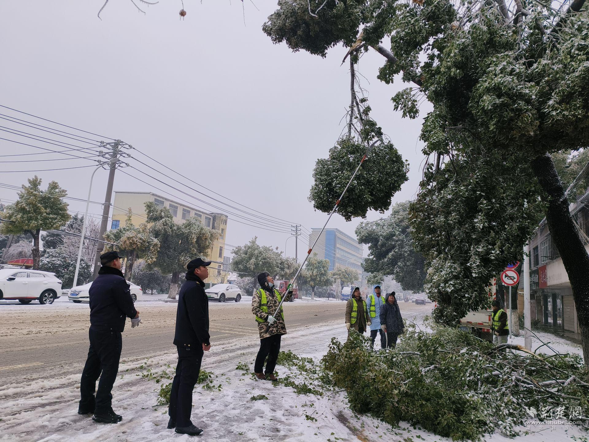 武汉纱帽街道全员打冰除雪保障人民群众安全出行