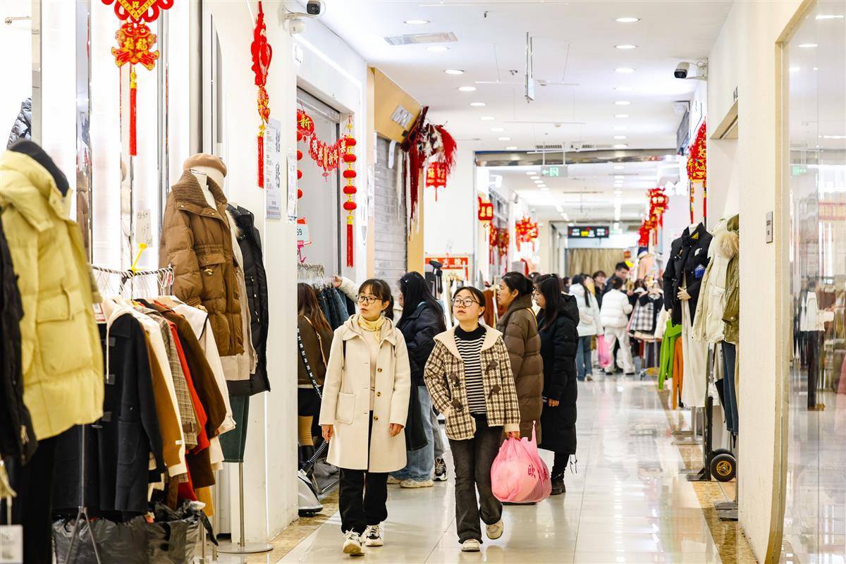 近日,武汉汉正街批发市场已开门迎客,市场内不少顾客趁着换季前来扫货
